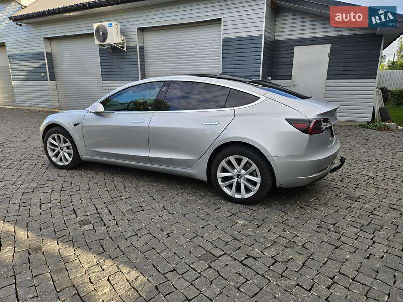 Седан Tesla Model 3 2018 в Львові