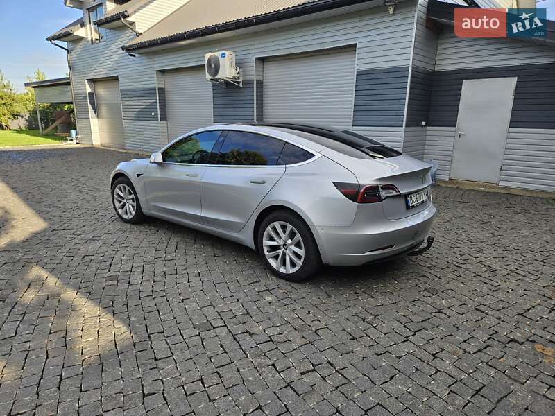 Седан Tesla Model 3 2018 в Львове