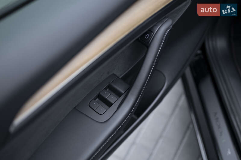 Седан Tesla Model 3 2021 в Киеве