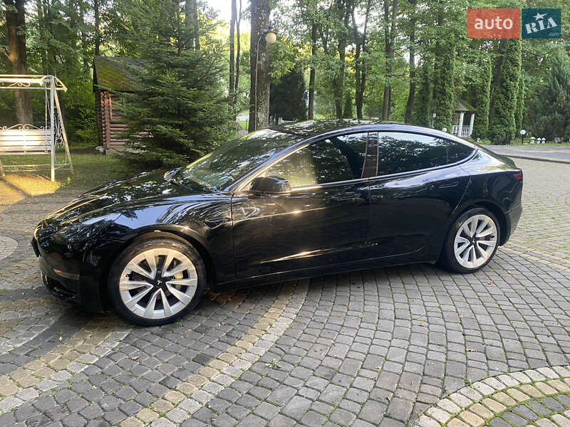 Седан Tesla Model 3 2022 в 