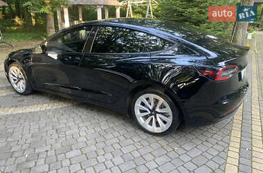 Седан Tesla Model 3 2022 в 