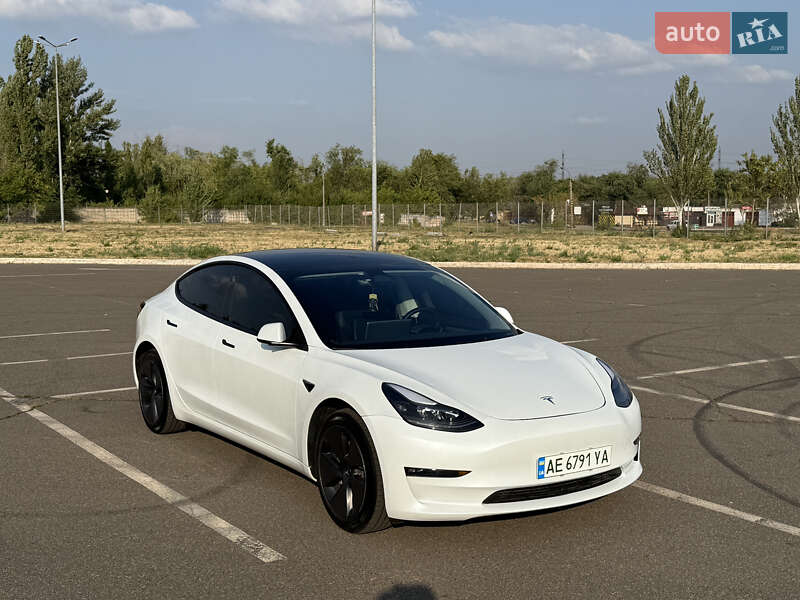 Седан Tesla Model 3 2023 в 