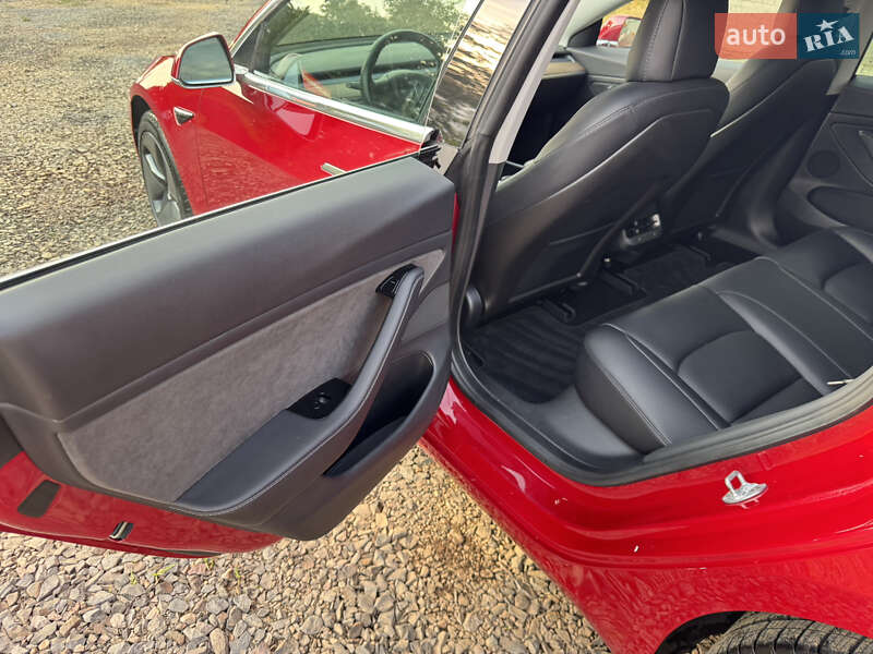 Седан Tesla Model 3 2018 в Луцке