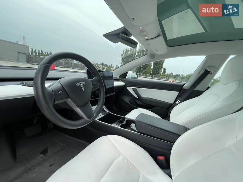 Седан Tesla Model 3 2019 в Киеве