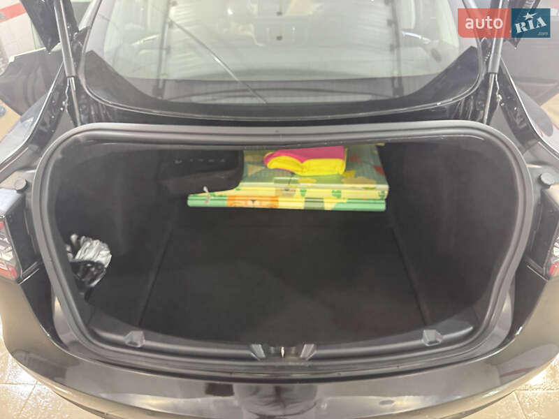 Седан Tesla Model 3 2018 в Яворове