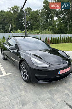 Седан Tesla Model 3 2022 в 