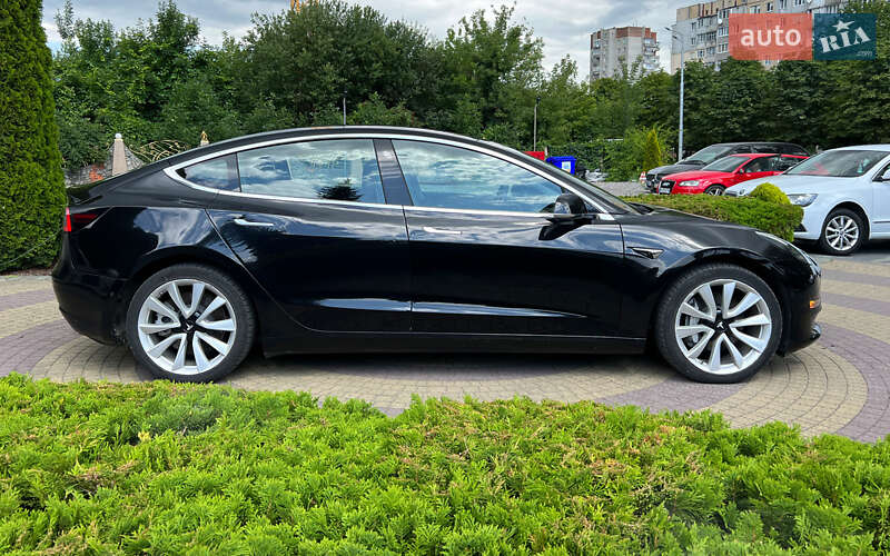 Седан Tesla Model 3 2018 в Львове