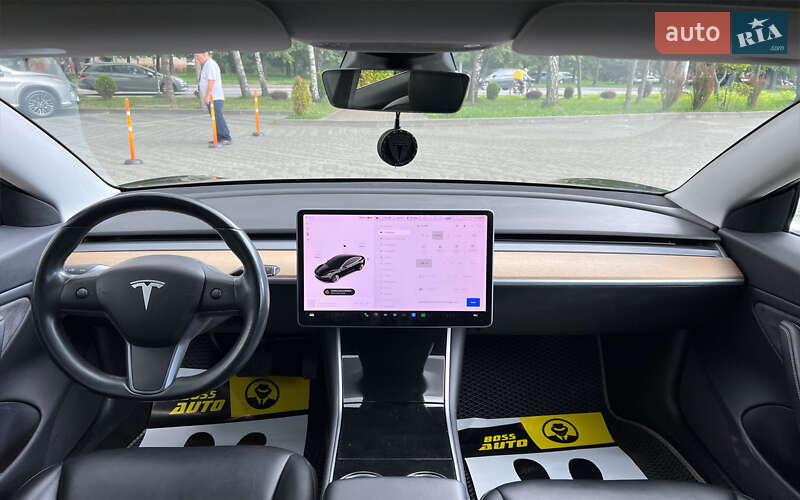 Седан Tesla Model 3 2018 в Львове
