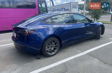 Седан Tesla Model 3 2023 в 
