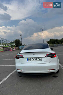 Седан Tesla Model 3 2022 в 