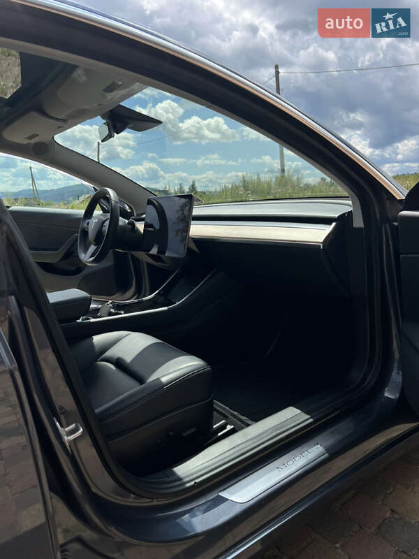 Седан Tesla Model 3 2019 в Ивано-Франковске