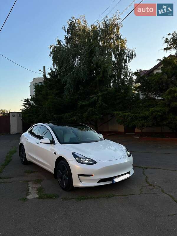 Седан Tesla Model 3 2022 в 
