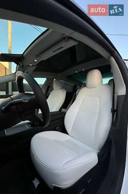 Седан Tesla Model 3 2022 в 