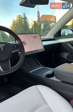 Седан Tesla Model 3 2022 в 