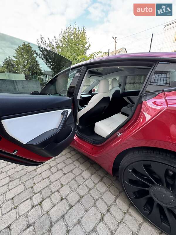 Седан Tesla Model 3 2021 в Львове