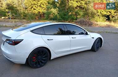 Седан Tesla Model 3 2022 в 