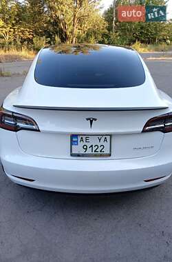Седан Tesla Model 3 2022 в 