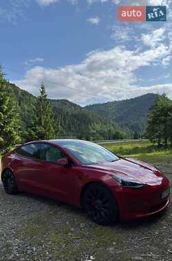 Седан Tesla Model 3 2021 в Вараше