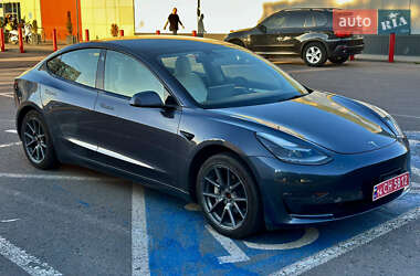 Седан Tesla Model 3 2022 в 