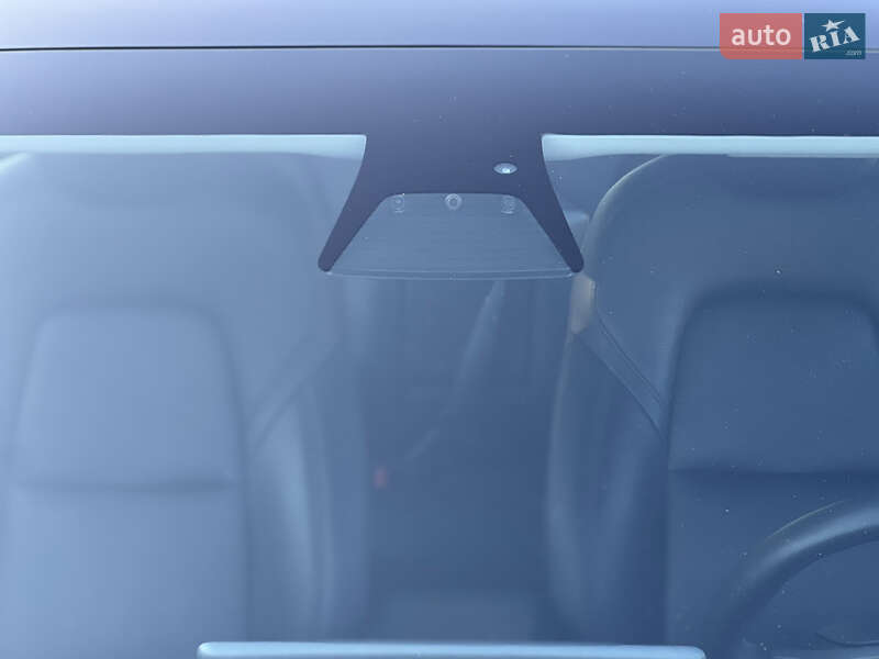 Седан Tesla Model 3 2020 в Ровно