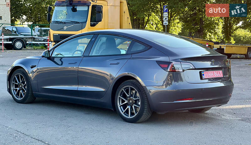Седан Tesla Model 3 2020 в Ровно
