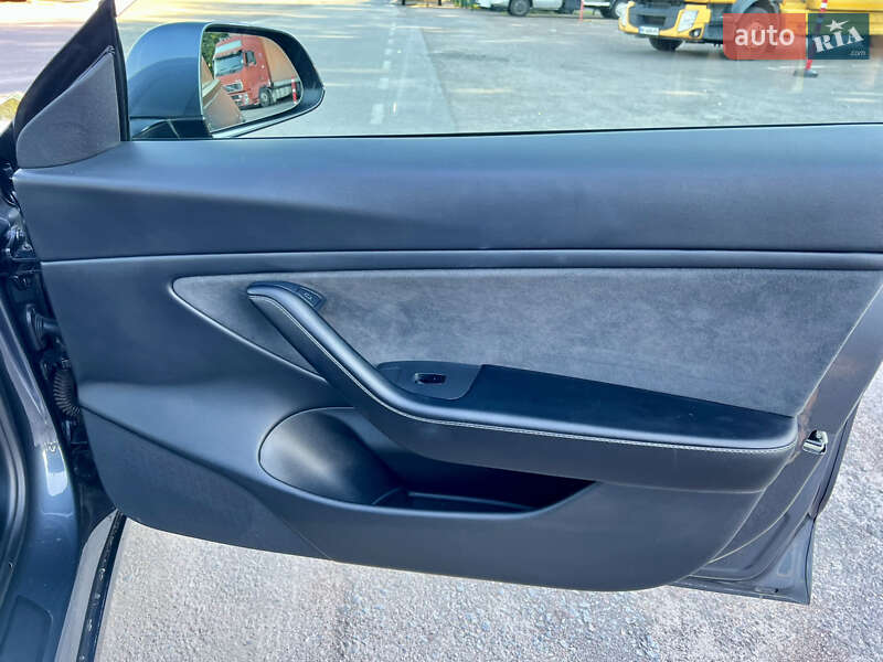 Седан Tesla Model 3 2020 в Ровно