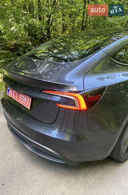 Седан Tesla Model 3 2024 в 