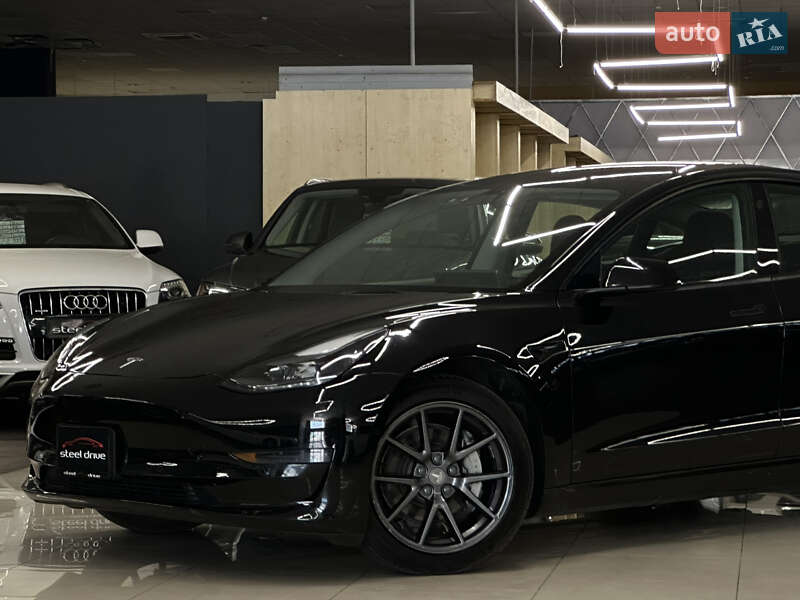 Седан Tesla Model 3 2021 в Николаеве