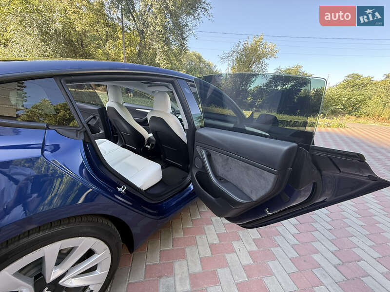 Седан Tesla Model 3 2022 в Днепре