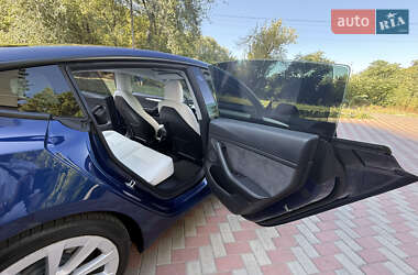 Седан Tesla Model 3 2022 в 