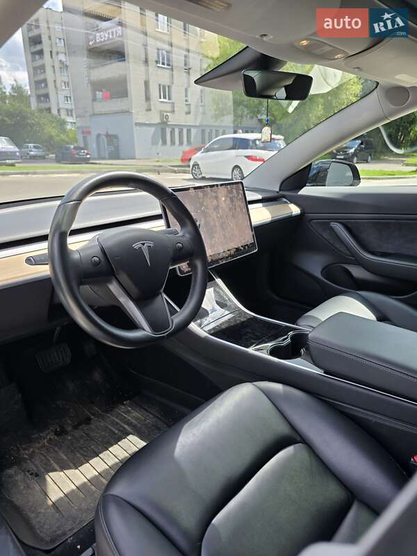 Седан Tesla Model 3 2018 в Львові