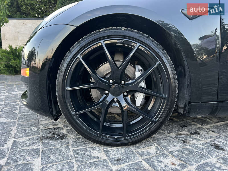 Седан Tesla Model 3 2018 в Львові