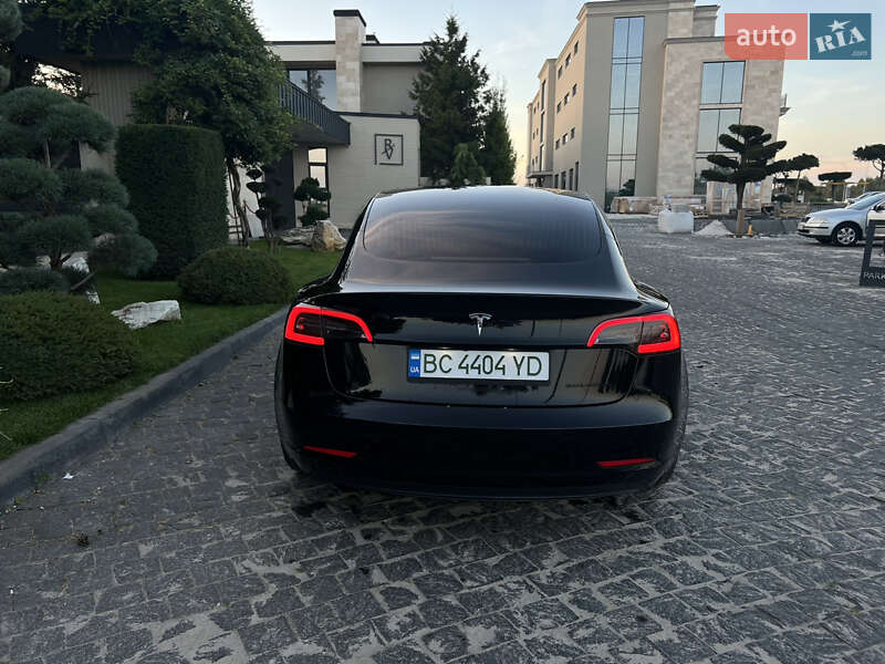 Седан Tesla Model 3 2018 в Львові