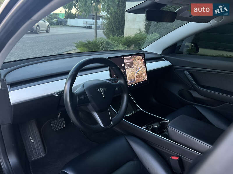 Седан Tesla Model 3 2018 в Львові