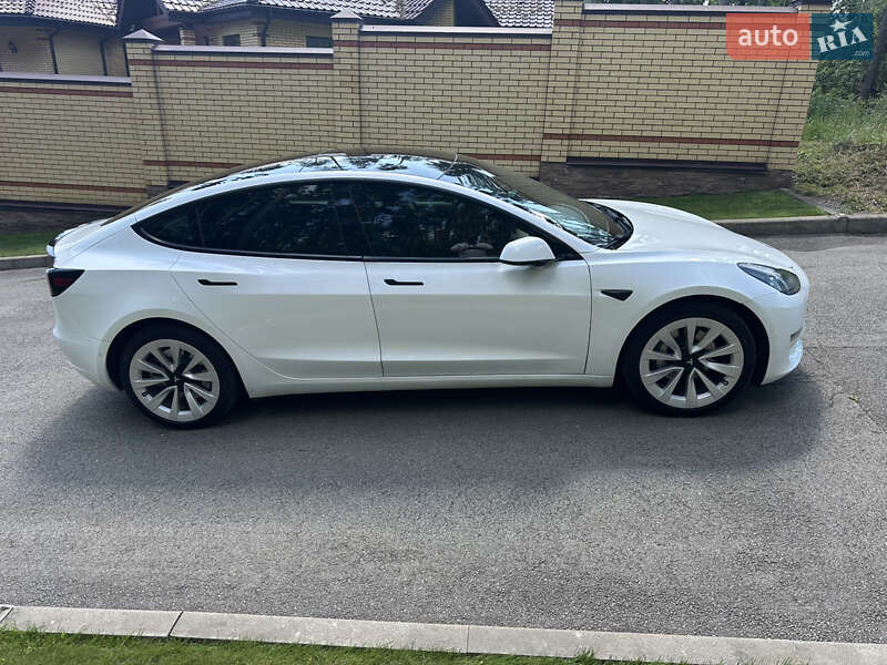 Седан Tesla Model 3 2021 в Киеве