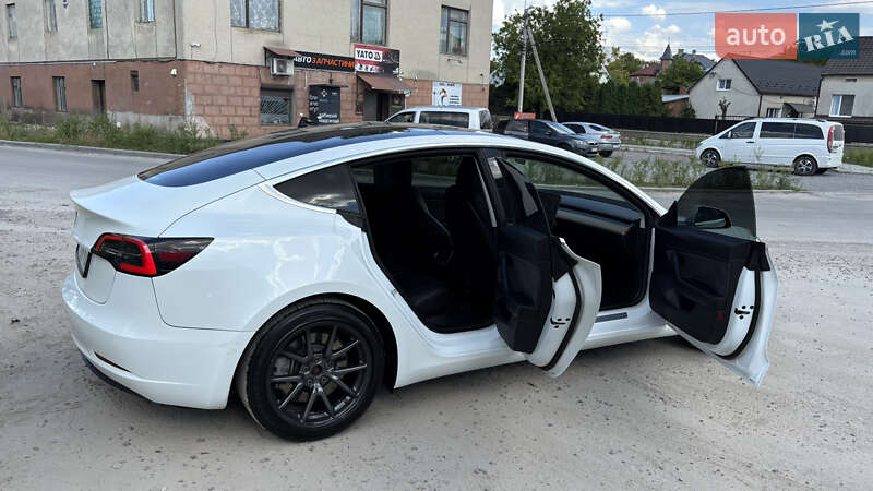 Седан Tesla Model 3 2018 в Львові