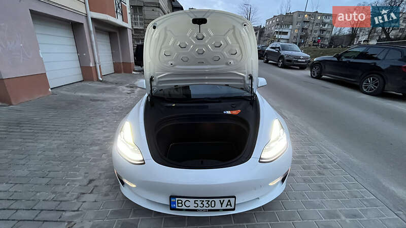 Седан Tesla Model 3 2018 в Львове
