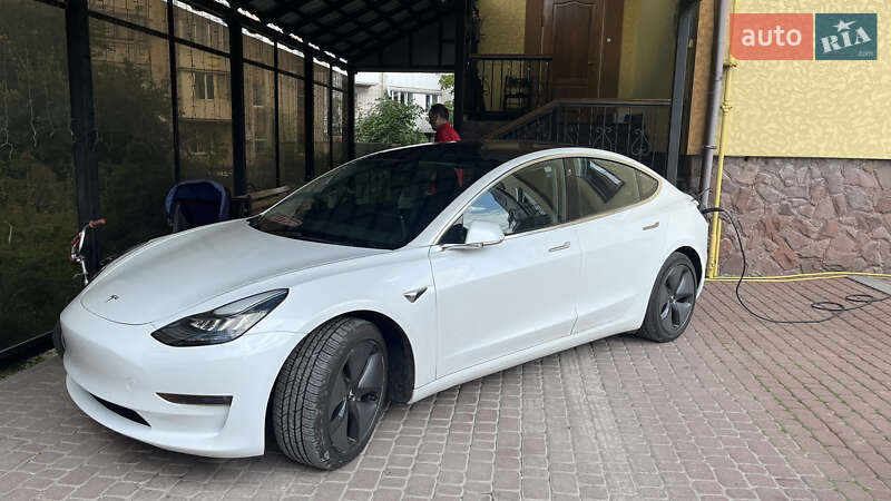 Седан Tesla Model 3 2018 в Львове