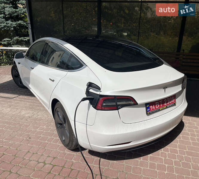 Седан Tesla Model 3 2018 в Львові