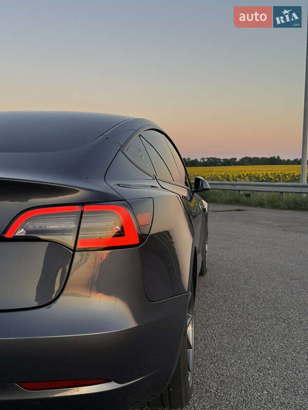 Седан Tesla Model 3 2022 в Киеве