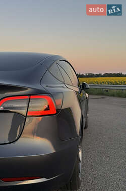 Седан Tesla Model 3 2022 в 
