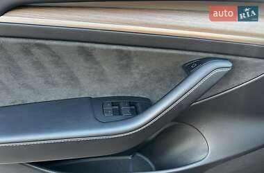 Седан Tesla Model 3 2023 в 