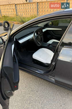 Седан Tesla Model 3 2023 в 