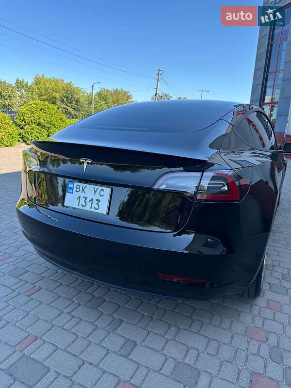 Седан Tesla Model 3 2023 в Луцке