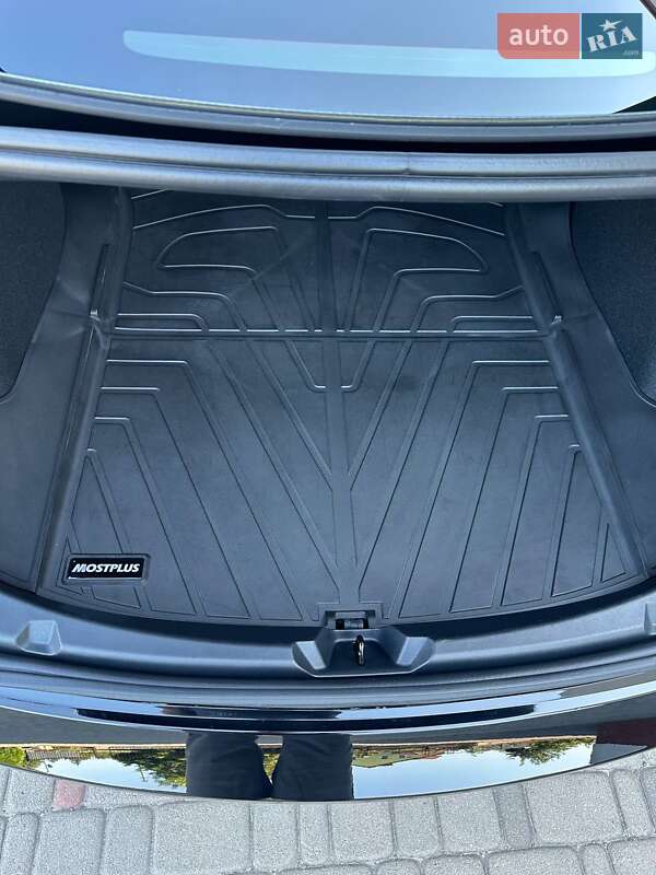 Седан Tesla Model 3 2023 в Луцке