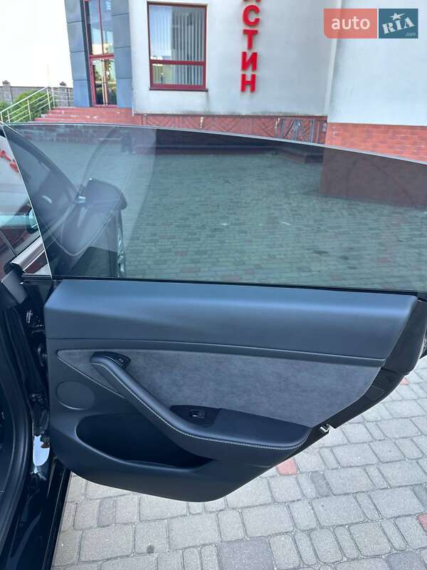 Седан Tesla Model 3 2023 в Луцке
