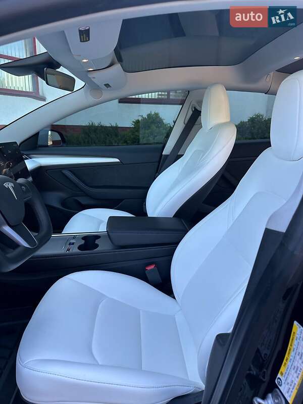 Седан Tesla Model 3 2023 в Луцке