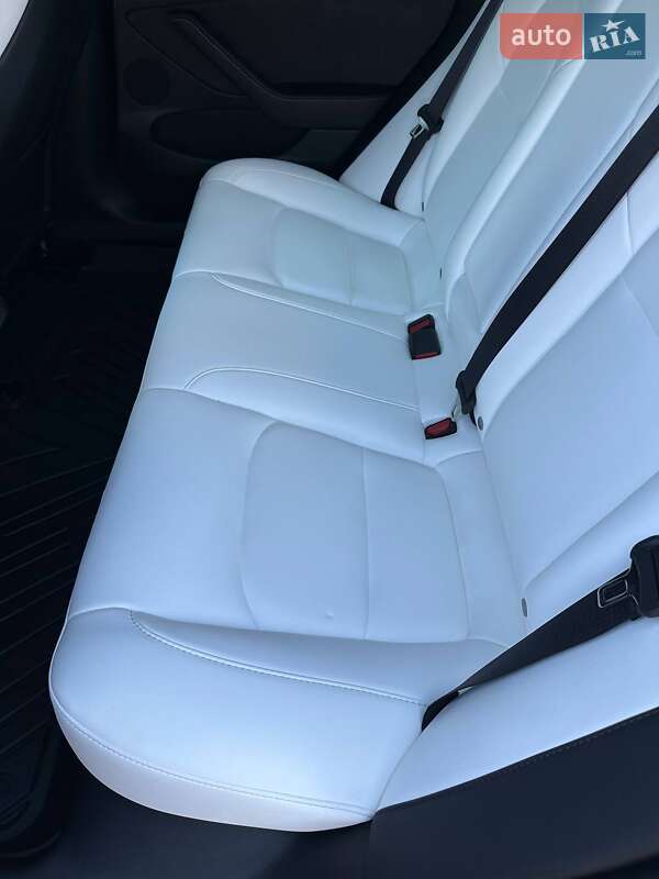 Седан Tesla Model 3 2023 в Луцке