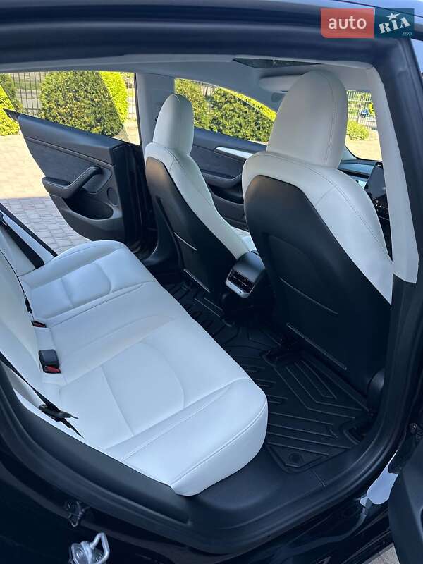 Седан Tesla Model 3 2023 в Луцке