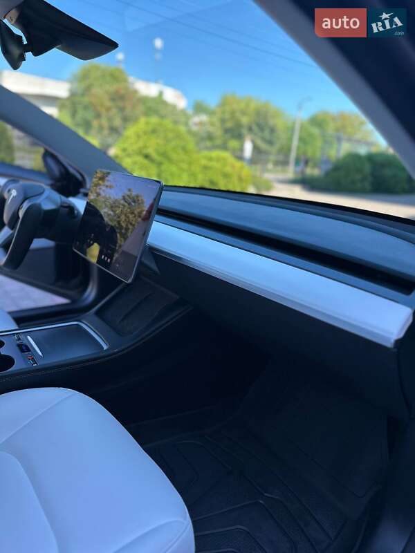Седан Tesla Model 3 2023 в Луцке